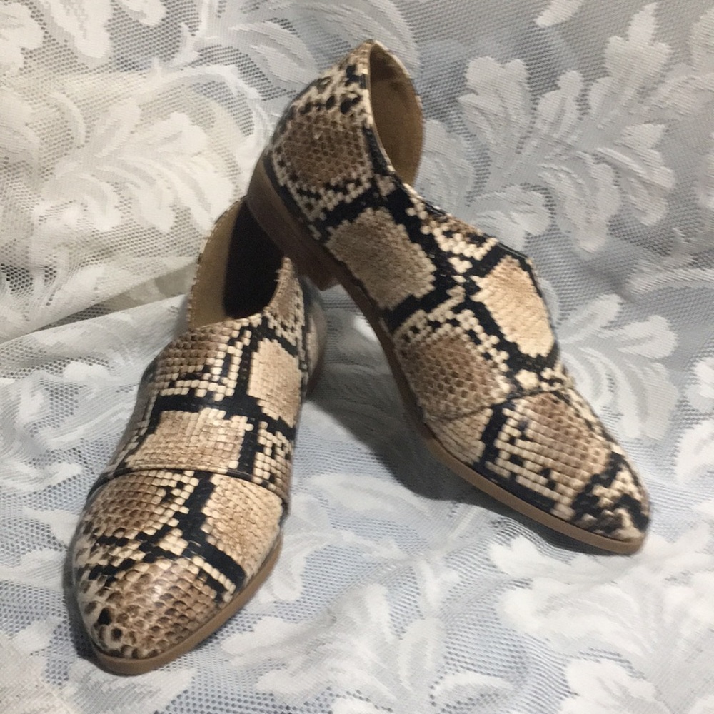 Snake skin pattern flats. Side slits. Size 9.